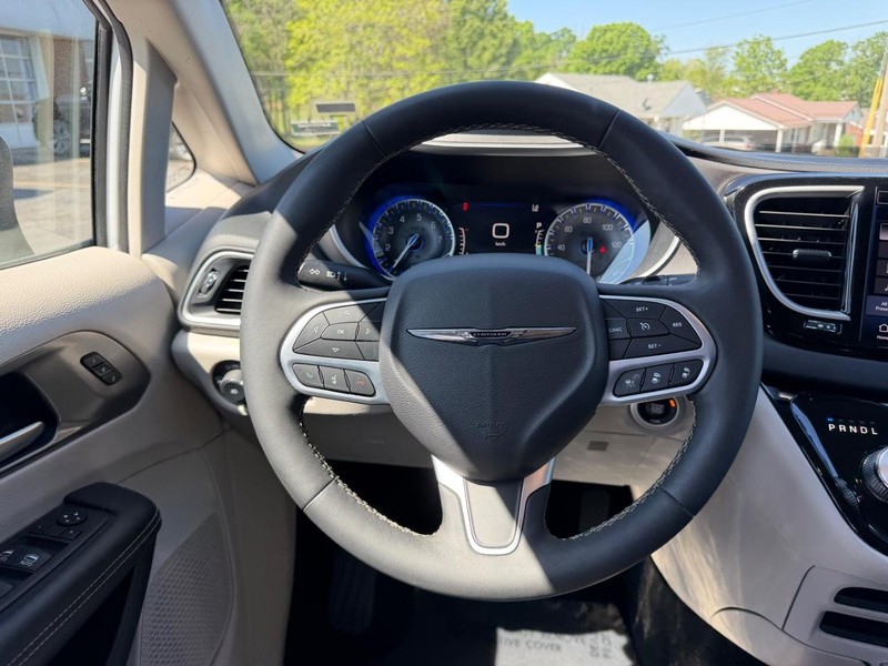 Chrysler Pacifica Vehicle Image 11