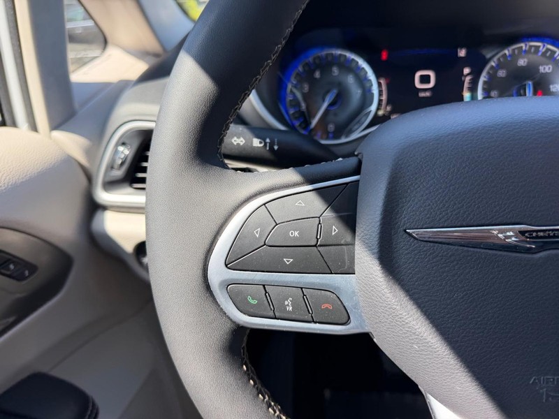 Chrysler Pacifica Vehicle Image 12