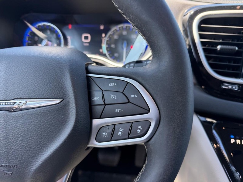 Chrysler Pacifica Vehicle Image 13