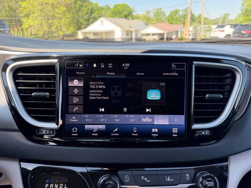 Chrysler Pacifica Vehicle Image 14