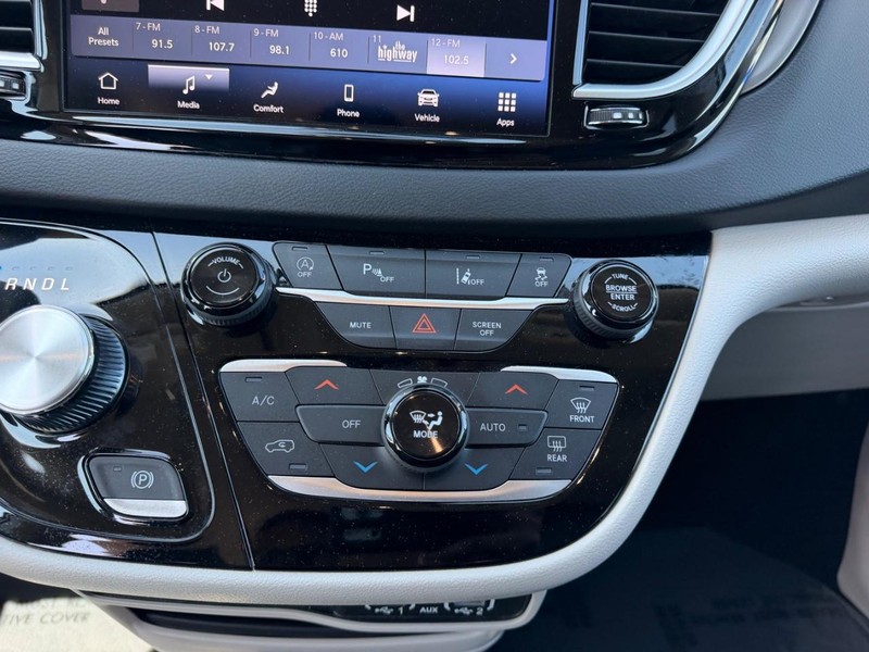 Chrysler Pacifica Vehicle Image 15