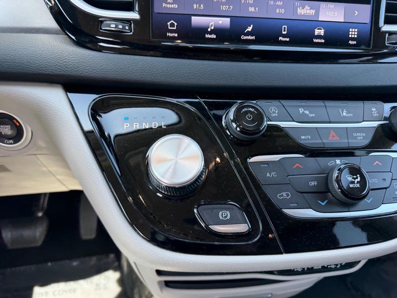 Chrysler Pacifica Vehicle Image 16