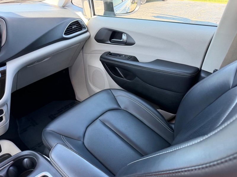 Chrysler Pacifica Vehicle Image 17