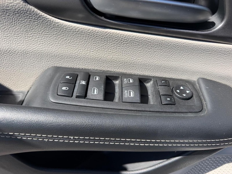 Chrysler Pacifica Vehicle Image 18