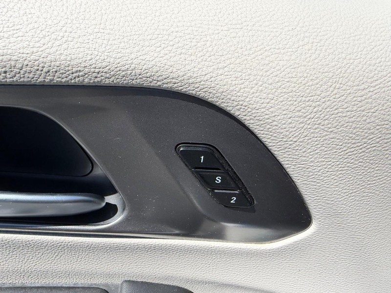 Chrysler Pacifica Vehicle Image 19