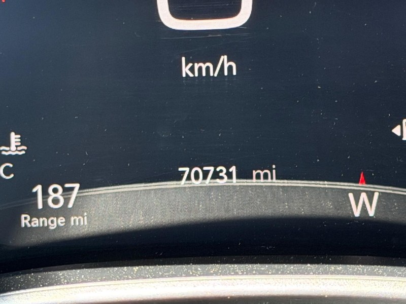 Chrysler Pacifica Vehicle Image 21