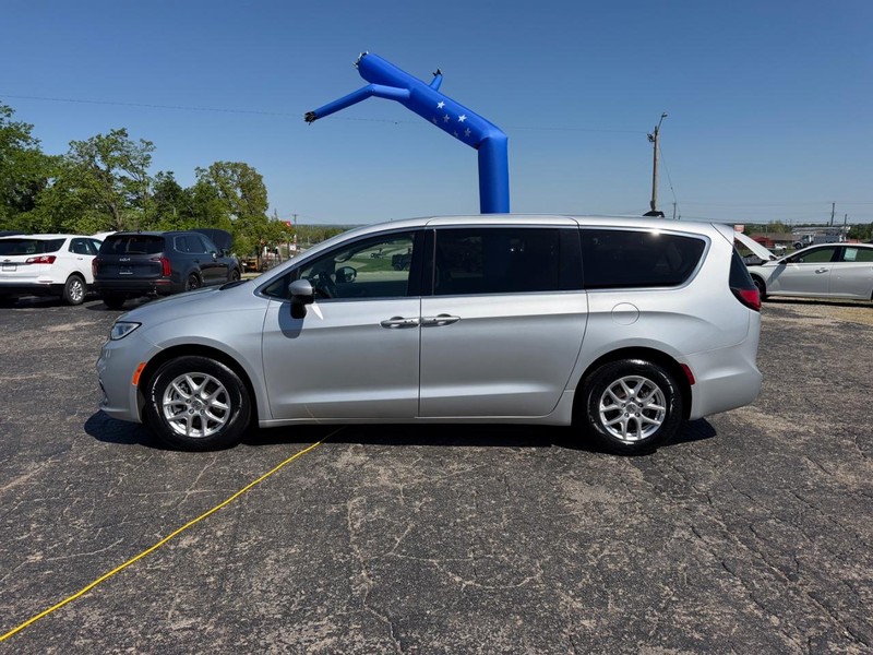 Chrysler Pacifica Vehicle Image 02