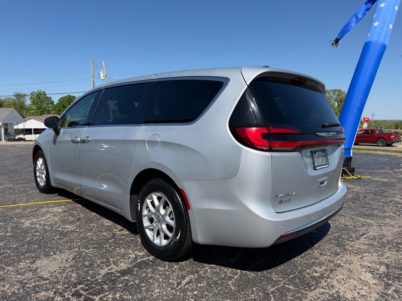 Chrysler Pacifica Vehicle Image 03