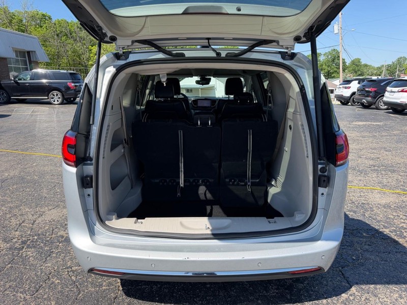 Chrysler Pacifica Vehicle Image 04