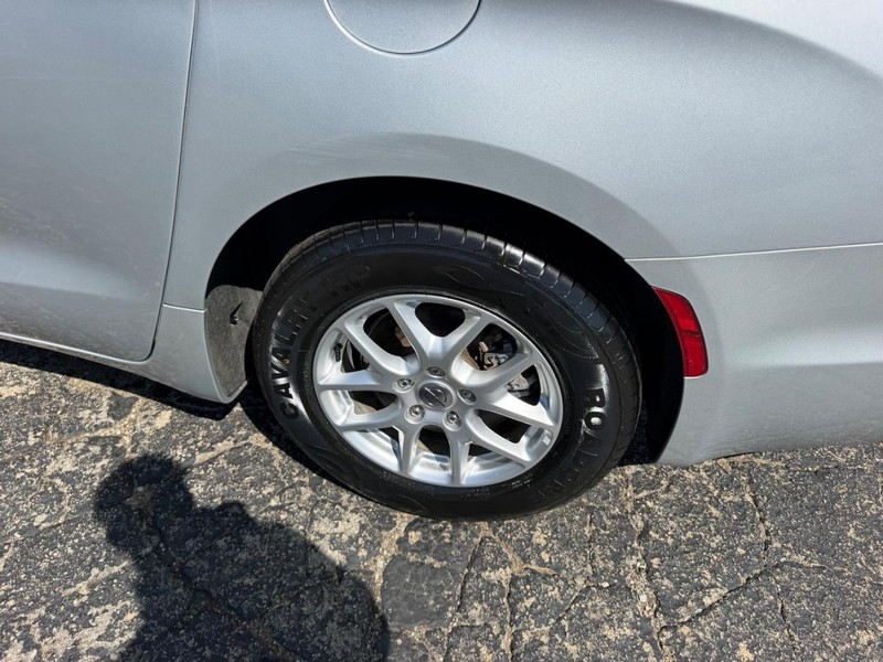 Chrysler Pacifica Vehicle Image 06