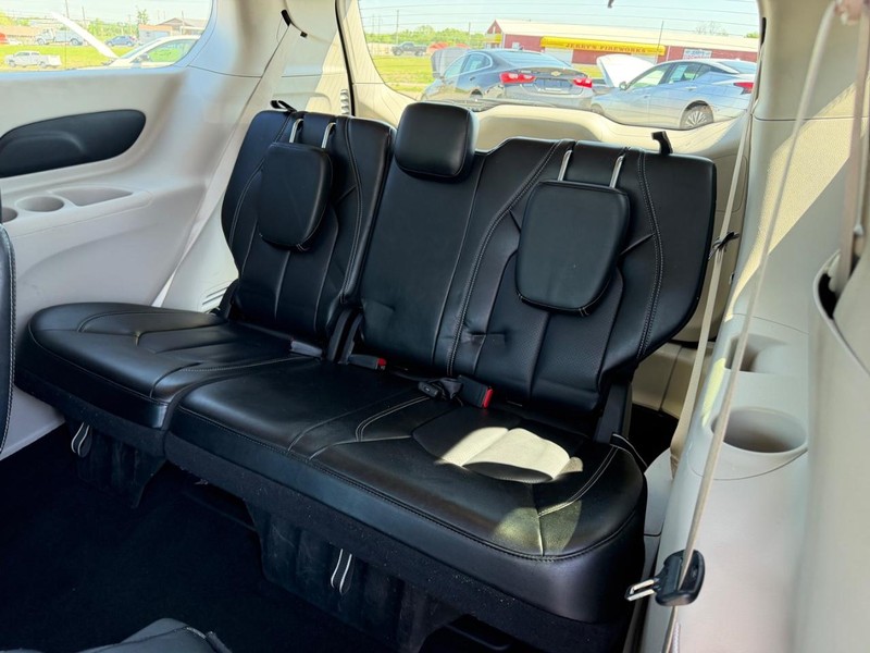 Chrysler Pacifica Vehicle Image 07