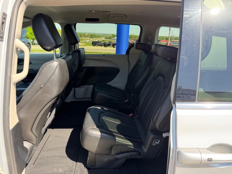 Chrysler Pacifica Vehicle Image 08