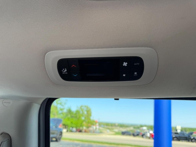 Chrysler Pacifica Vehicle Image 09