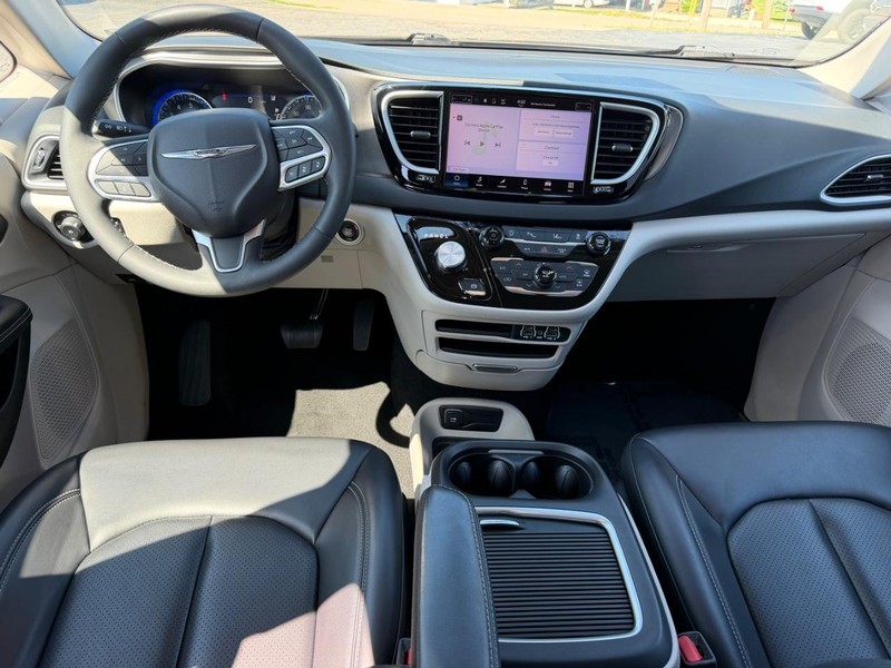 Chrysler Pacifica Vehicle Image 10