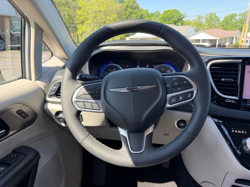 Chrysler Pacifica Vehicle Image 11