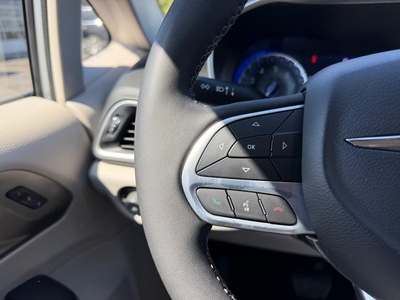 Chrysler Pacifica Vehicle Image 12