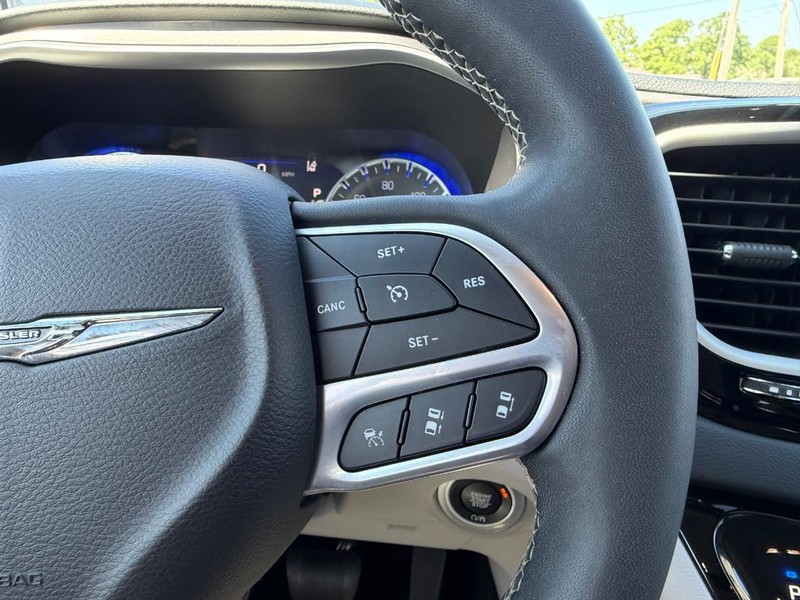 Chrysler Pacifica Vehicle Image 13