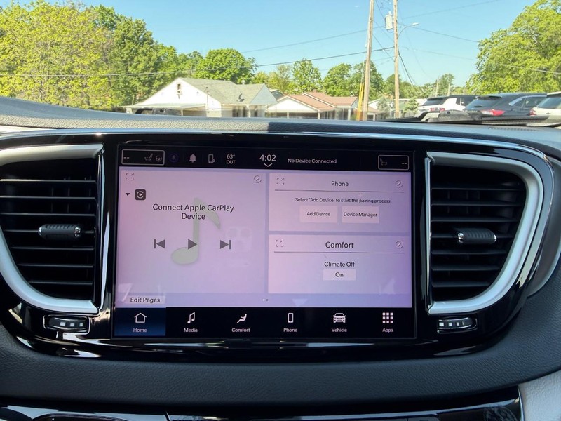 Chrysler Pacifica Vehicle Image 14