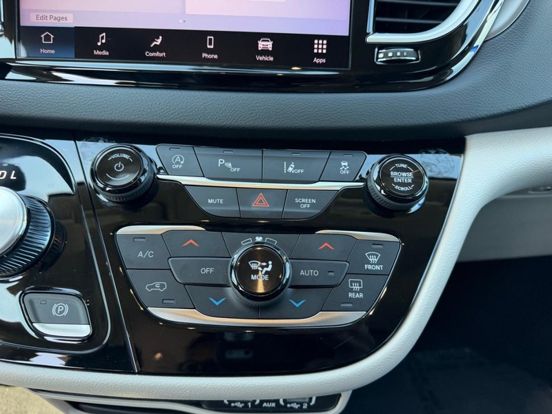 Chrysler Pacifica Vehicle Image 15