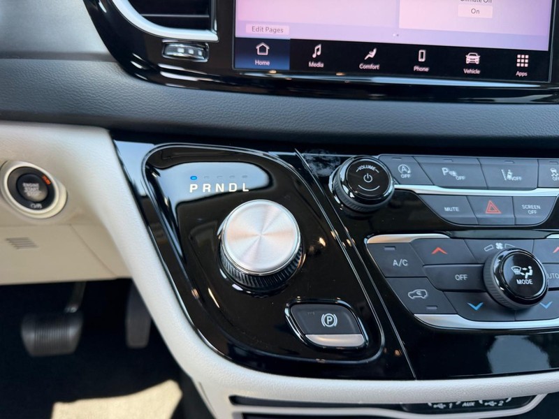 Chrysler Pacifica Vehicle Image 16