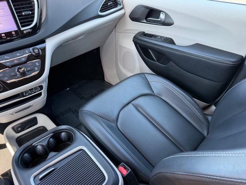 Chrysler Pacifica Vehicle Image 17