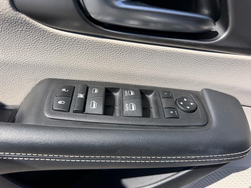 Chrysler Pacifica Vehicle Image 18