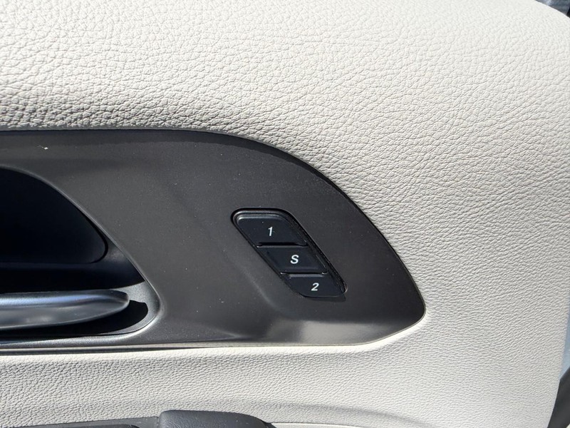 Chrysler Pacifica Vehicle Image 19