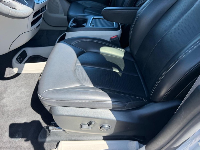 Chrysler Pacifica Vehicle Image 20