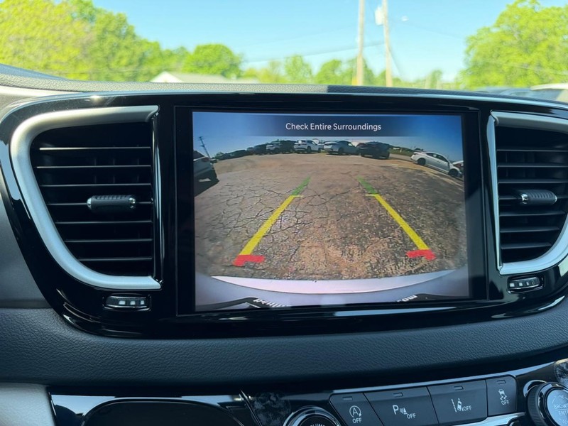 Chrysler Pacifica Vehicle Image 22