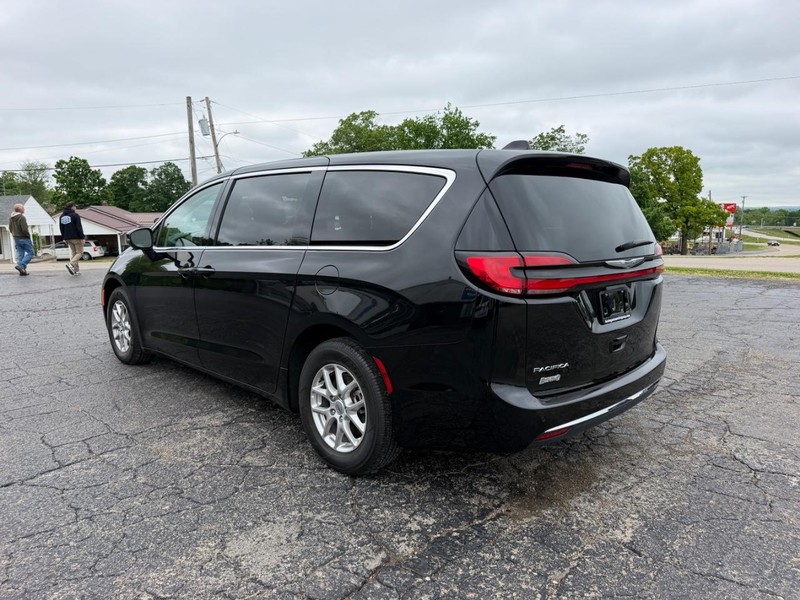 Chrysler Pacifica Vehicle Full-screen Gallery Image 03