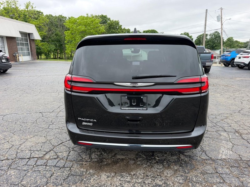 Chrysler Pacifica Vehicle Full-screen Gallery Image 04