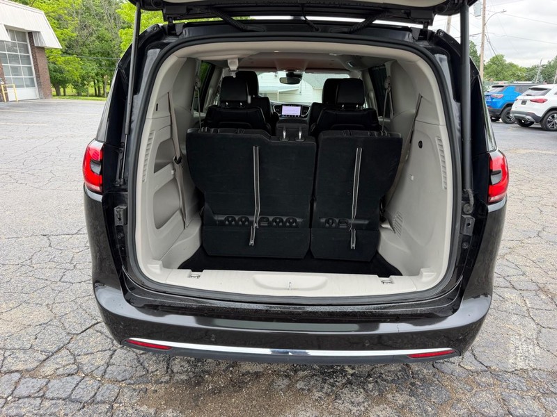 Chrysler Pacifica Vehicle Full-screen Gallery Image 05