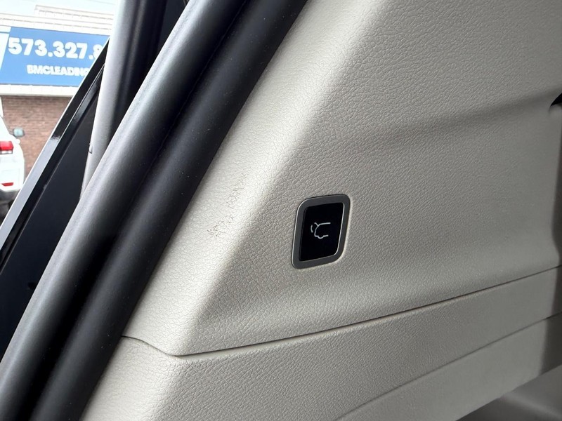 Chrysler Pacifica Vehicle Full-screen Gallery Image 06