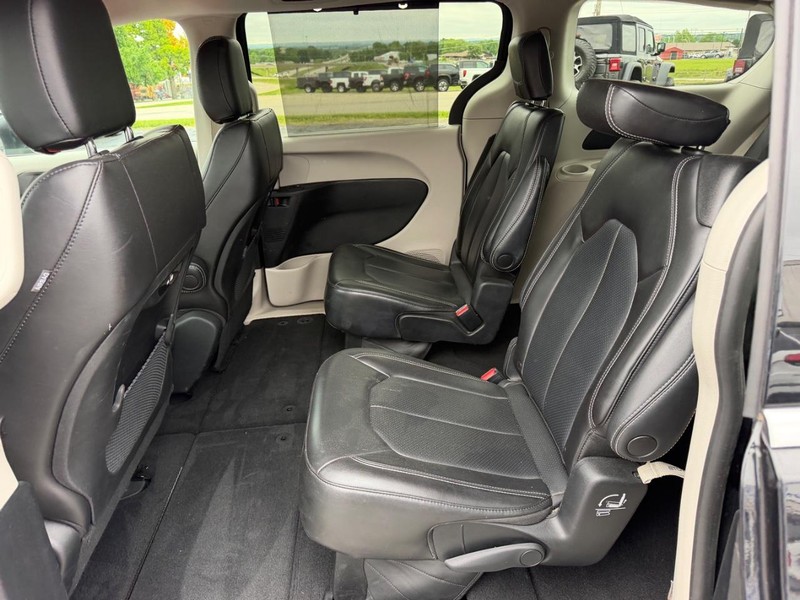 Chrysler Pacifica Vehicle Full-screen Gallery Image 09