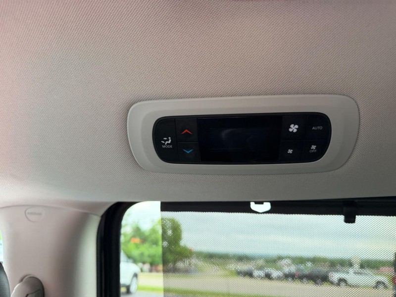Chrysler Pacifica Vehicle Full-screen Gallery Image 10