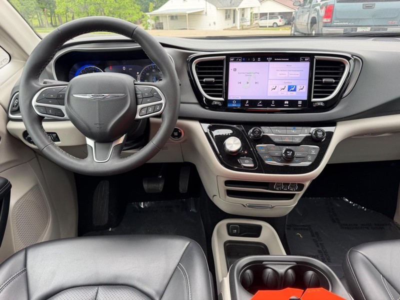 Chrysler Pacifica Vehicle Full-screen Gallery Image 11