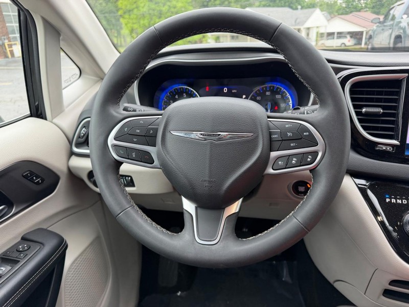 Chrysler Pacifica Vehicle Full-screen Gallery Image 12