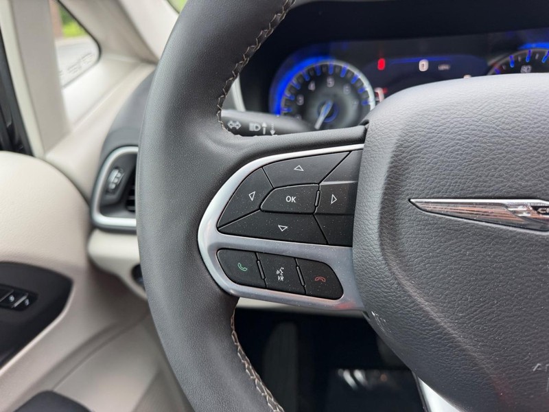 Chrysler Pacifica Vehicle Full-screen Gallery Image 13