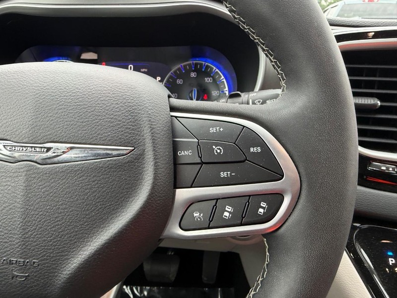 Chrysler Pacifica Vehicle Full-screen Gallery Image 14