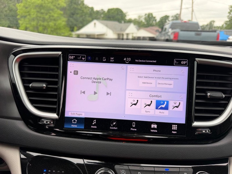 Chrysler Pacifica Vehicle Full-screen Gallery Image 15