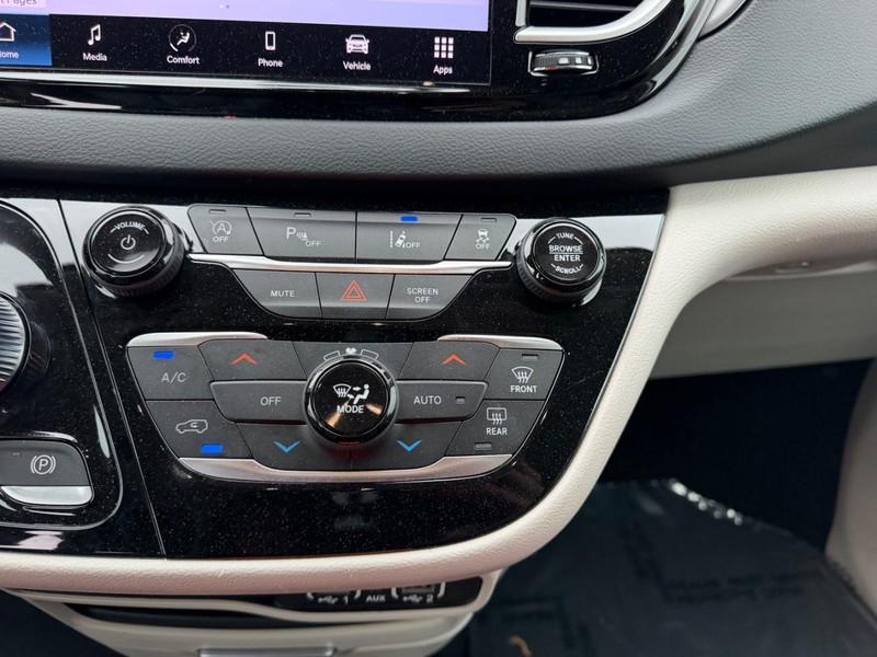 Chrysler Pacifica Vehicle Full-screen Gallery Image 16