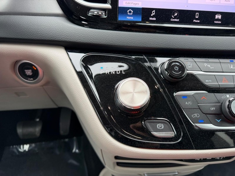 Chrysler Pacifica Vehicle Full-screen Gallery Image 17