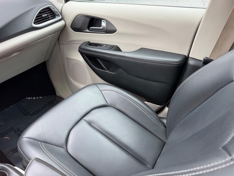 Chrysler Pacifica Vehicle Full-screen Gallery Image 18