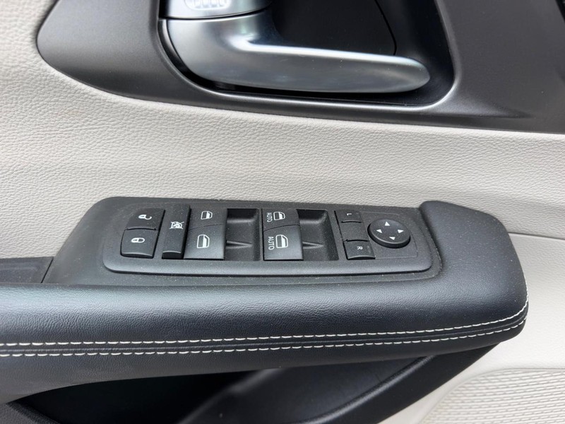 Chrysler Pacifica Vehicle Full-screen Gallery Image 19