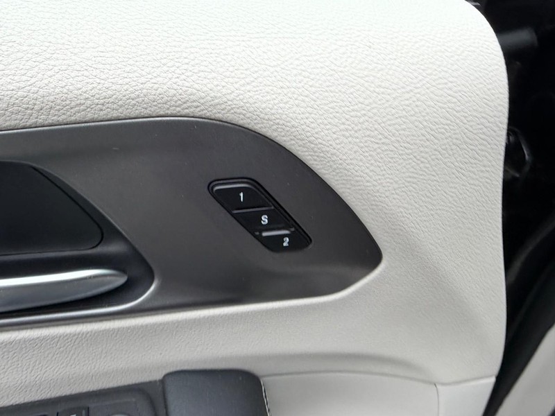 Chrysler Pacifica Vehicle Full-screen Gallery Image 20