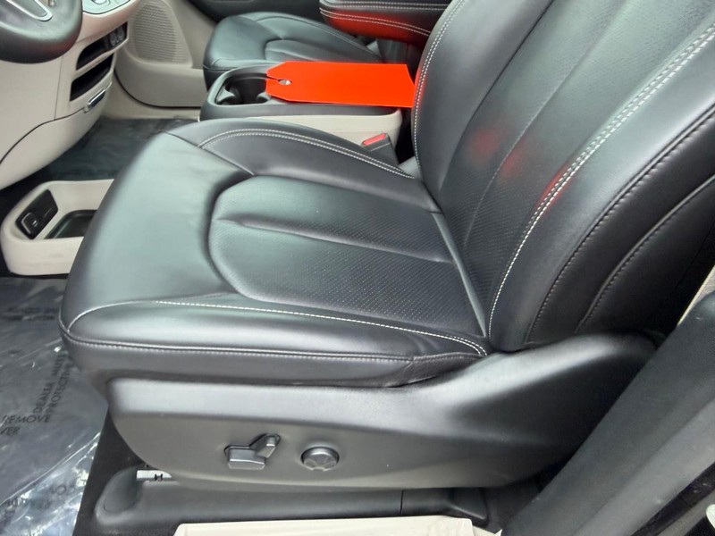 Chrysler Pacifica Vehicle Full-screen Gallery Image 21