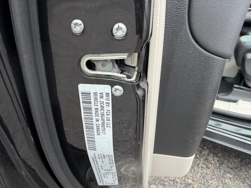 Chrysler Pacifica Vehicle Full-screen Gallery Image 24