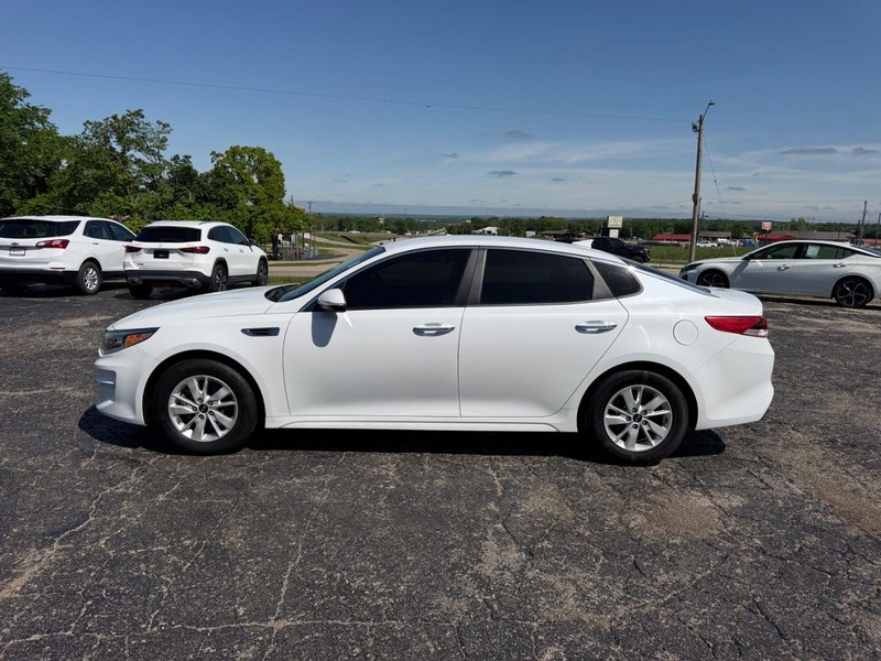 Kia Optima Vehicle Image 02