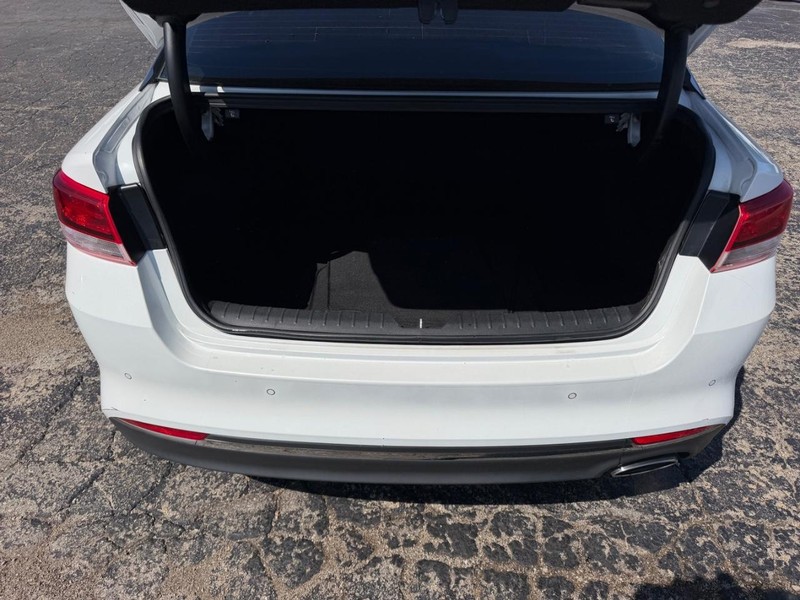 Kia Optima Vehicle Image 04