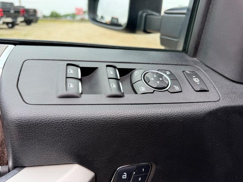 Ford Super Duty F-250 SRW Vehicle Image 16